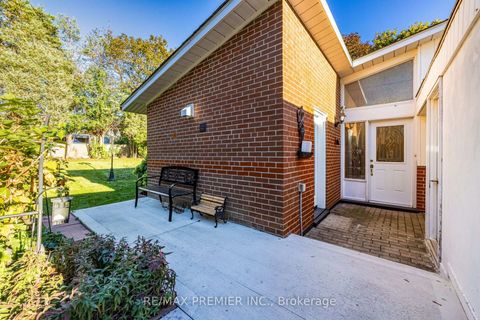 Photo 2 at 9 Adeline Court, Jamestown, Toronto