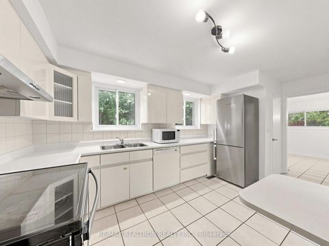 Photo 14 at 35 Rochelle Crescent, Don Valley Village, Toronto