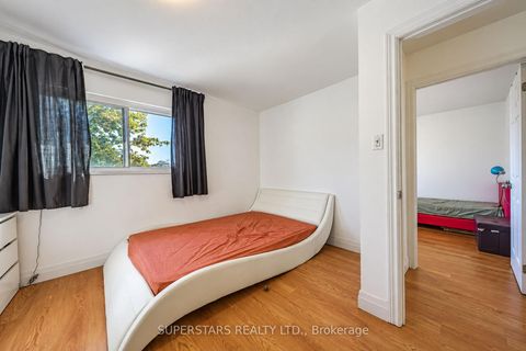 Photo 18 at 63 La Peer Boulevard, L'Amoreaux, Toronto