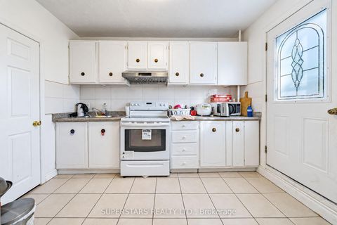 Photo 27 at 63 La Peer Boulevard, L'Amoreaux, Toronto
