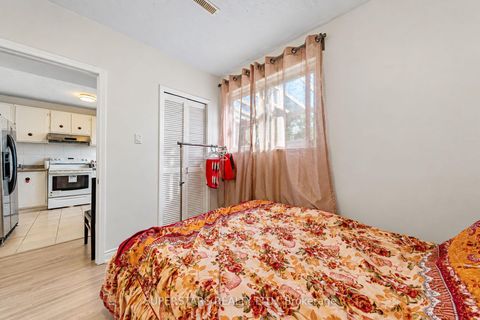 Photo 31 at 63 La Peer Boulevard, L'Amoreaux, Toronto