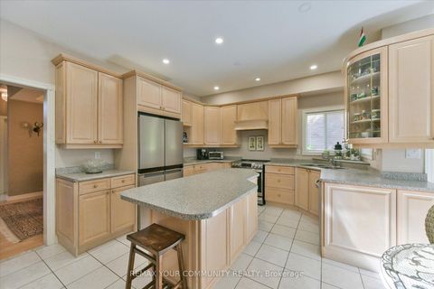 Photo 13 at 153 Estate Garden Drive, Oak Ridges, Richmond Hill