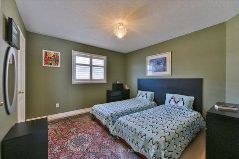 Photo 26 at 153 Estate Garden Drive, Oak Ridges, Richmond Hill