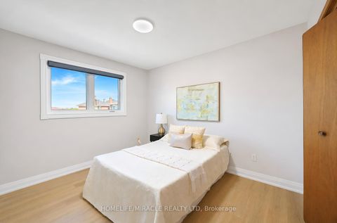 Photo 33 at 8 Loire Court, Clairville, Toronto