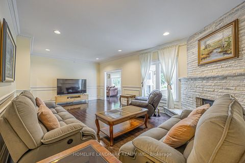 Photo 11 at 252 Dunview Avenue N, Willowdale East, Toronto