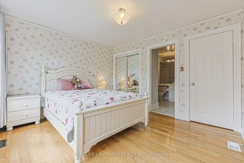 Photo 36 at 252 Dunview Avenue N, Willowdale East, Toronto