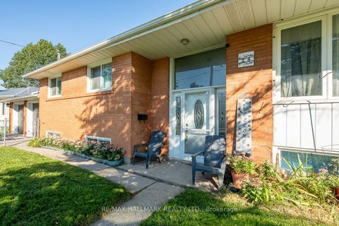 Photo 2 at 28 Fermoy Road, Cliffcrest, Toronto