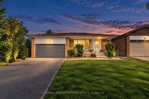 Photo 1 at 4 Warlingham Court, West Deane, Toronto