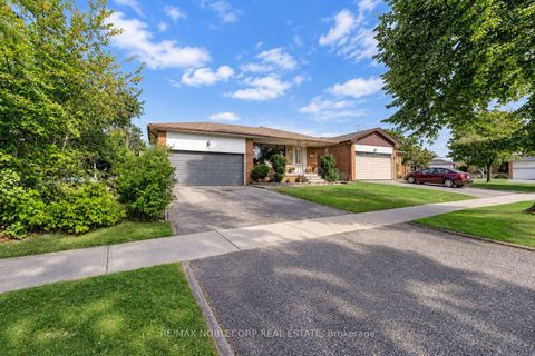 Photo 2 at 4 Warlingham Court, West Deane, Toronto