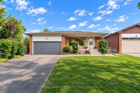 Photo 3 at 4 Warlingham Court, West Deane, Toronto