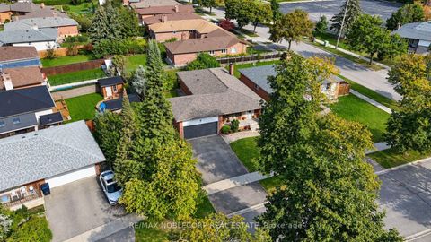 Photo 6 at 4 Warlingham Court, West Deane, Toronto