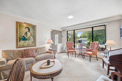 Photo 11 at 4 Warlingham Court, West Deane, Toronto