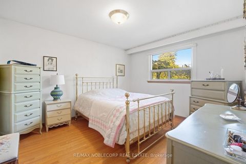 Photo 18 at 4 Warlingham Court, West Deane, Toronto