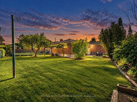 Photo 33 at 4 Warlingham Court, West Deane, Toronto