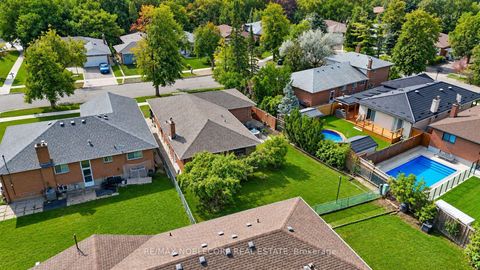 Photo 39 at 4 Warlingham Court, West Deane, Toronto