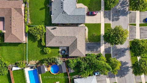 Photo 40 at 4 Warlingham Court, West Deane, Toronto