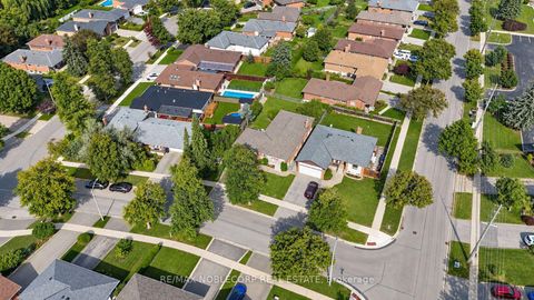 Photo 42 at 4 Warlingham Court, West Deane, Toronto