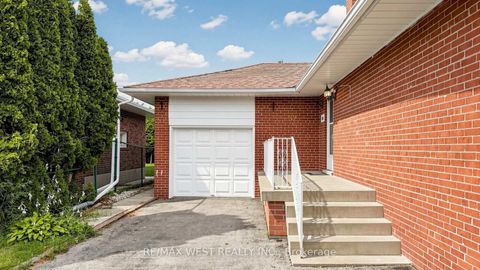 Photo 2 at 32 Allonsius Drive, West Deane, Toronto