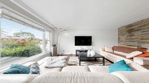 Photo 6 at 32 Allonsius Drive, West Deane, Toronto