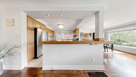 Photo 9 at 32 Allonsius Drive, West Deane, Toronto