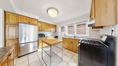Photo 11 at 32 Allonsius Drive, West Deane, Toronto