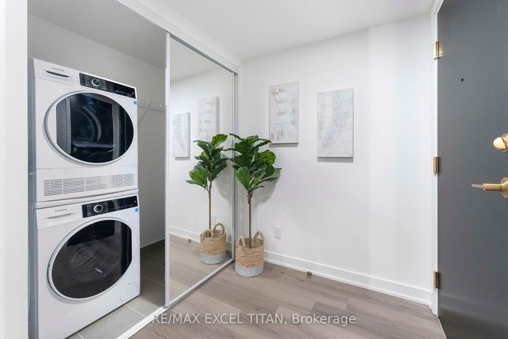 Photo 4 at 611 - 5 Lakeview Avenue, Bellwoods, Toronto