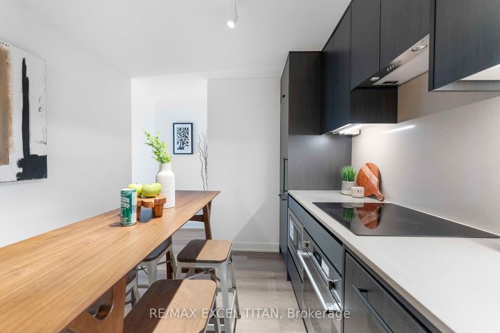 Photo 7 at 611 - 5 Lakeview Avenue, Bellwoods, Toronto