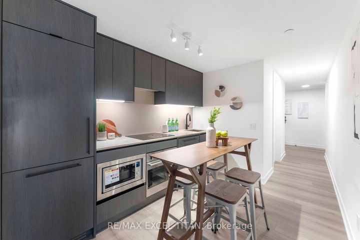 Photo 8 at 611 - 5 Lakeview Avenue, Bellwoods, Toronto