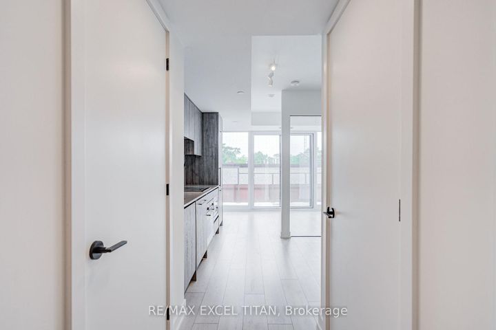 Photo 7 at 416 - 5 Lakeview Avenue, Bellwoods, Toronto
