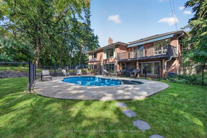 Photo 2 at 22 Brucedale Crescent, Bayview Village, Toronto