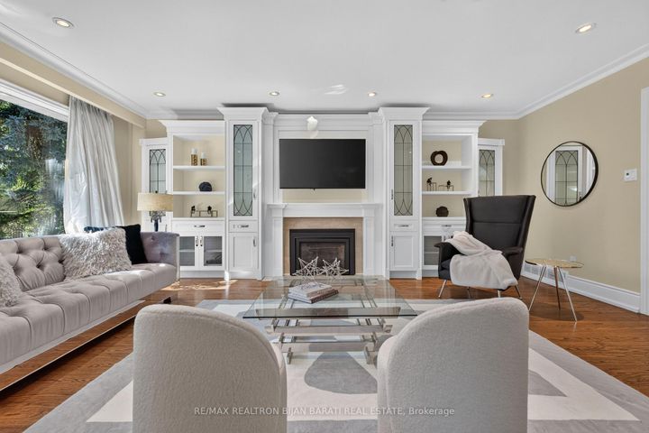 Photo 7 at 22 Brucedale Crescent, Bayview Village, Toronto