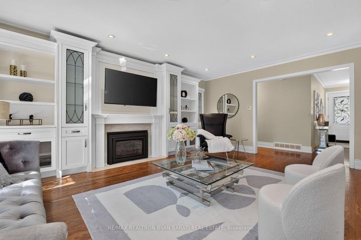 Photo 8 at 22 Brucedale Crescent, Bayview Village, Toronto