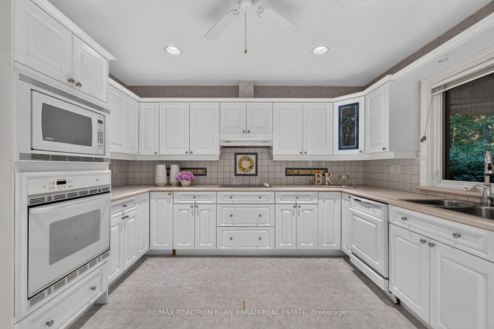 Photo 17 at 22 Brucedale Crescent, Bayview Village, Toronto