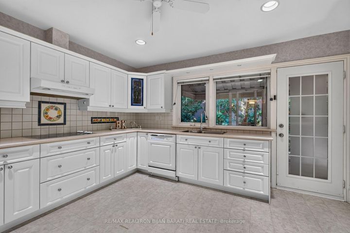 Photo 18 at 22 Brucedale Crescent, Bayview Village, Toronto