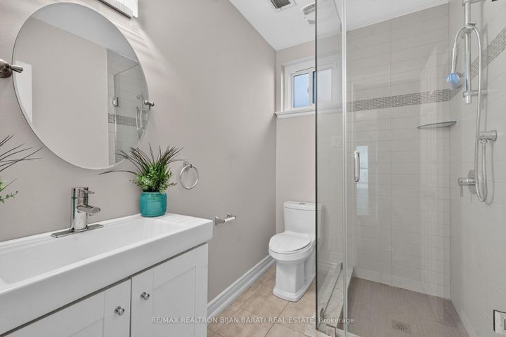 Photo 33 at 22 Brucedale Crescent, Bayview Village, Toronto