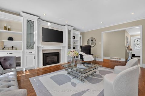 Photo 8 at 22 Brucedale Crescent, Bayview Village, Toronto