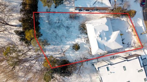 Photo 4 at 11 Montressor Drive, Windfields, Toronto