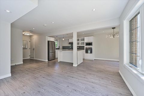Photo 7 at 7 - 250 Erskine Avenue, Mount Pleasant East, Toronto
