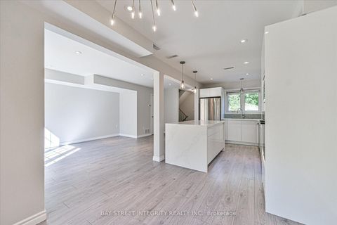 Photo 13 at 7 - 250 Erskine Avenue, Mount Pleasant East, Toronto
