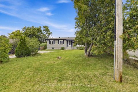 Photo 3 at 300 Annsheila Drive, Keswick South, Georgina