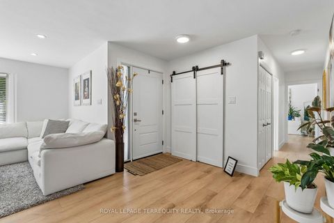 Photo 3 at 2 Richbourne Court, Sullivan, Toronto