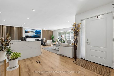 Photo 4 at 2 Richbourne Court, Sullivan, Toronto