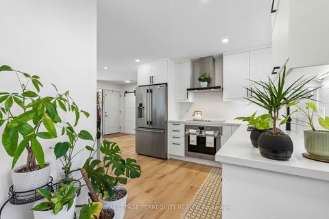 Photo 11 at 2 Richbourne Court, Sullivan, Toronto