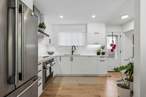 Photo 12 at 2 Richbourne Court, Sullivan, Toronto