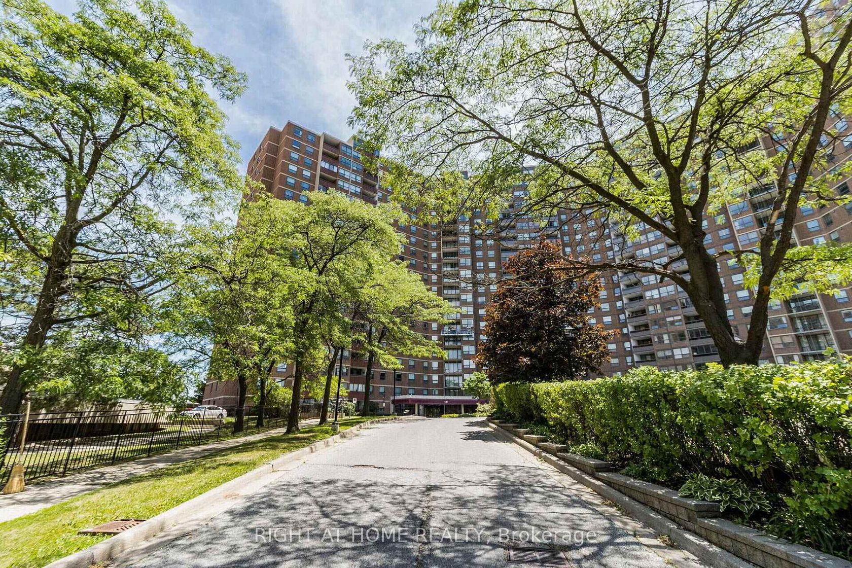 2010 - 627 The West Mall, West Deane, Toronto 