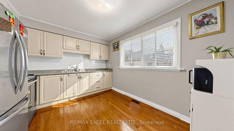 Photo 10 at 110 Courville Coach Way, Pleasant View, Toronto