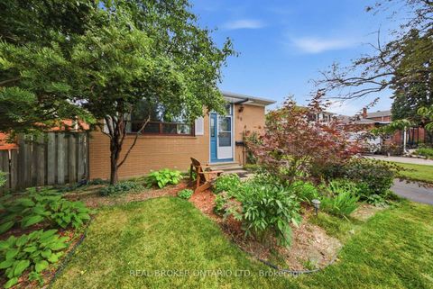 Photo 2 at 88 Cavehill Crescent, Maryvale, Toronto
