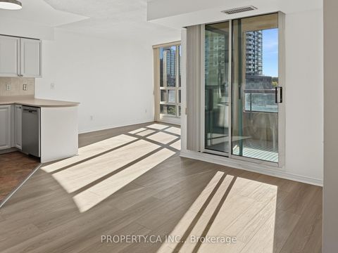 Photo 2 at 812 - 238 Doris Avenue, Willowdale East, Toronto