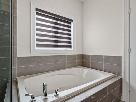 Photo 31 at 18 Hackwood Crescent, Aurora Grove, Aurora