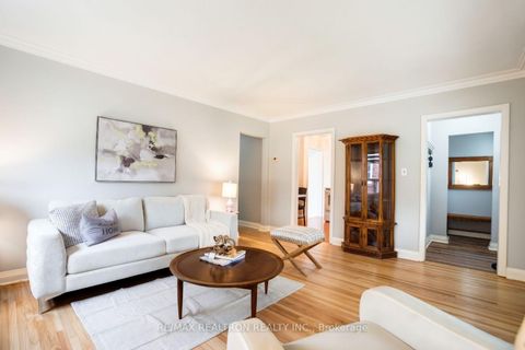 Photo 4 at 139 Tower Drive, Maryvale, Toronto